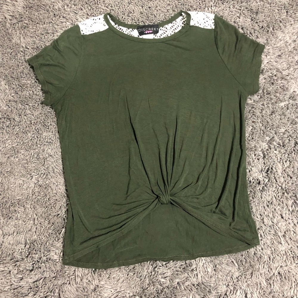 Discreet green short sleeve blouse/tee